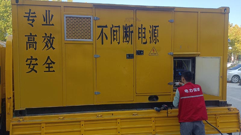 周至柴油发电机组和UPS电源配合使用时，如何避免切换过程中的电力中断？